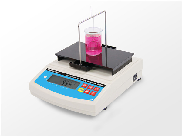 氯化鈉濃度測(cè)試儀DA-300SC是Dahometer品牌經(jīng)典款產(chǎn)品，通過(guò)功能簡(jiǎn)化，優(yōu)化結(jié)構(gòu)，強(qiáng)化實(shí)用，推出的一款全新系列產(chǎn)品；具有測(cè)量重復(fù)性好，精度高，操作簡(jiǎn)單……等特點(diǎn)；測(cè)量過(guò)程僅需數(shù)秒即可顯示自動(dòng)顯示出鹽水濃度值、波美度、密度。