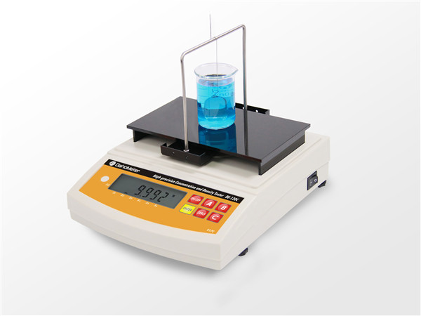 高精度液體濃度檢測(cè)儀DE-120C對(duì)各種化工溶液的密度與濃度測(cè)量，由Daho Meter『達(dá)宏美拓』研究生產(chǎn)，自動(dòng)顯示濃度與密度；品質(zhì)優(yōu)良，精準(zhǔn)度高，操作方便、省時(shí)；具有很好的測(cè)量穩(wěn)定性與可靠性；適合要求較高的場(chǎng)合。